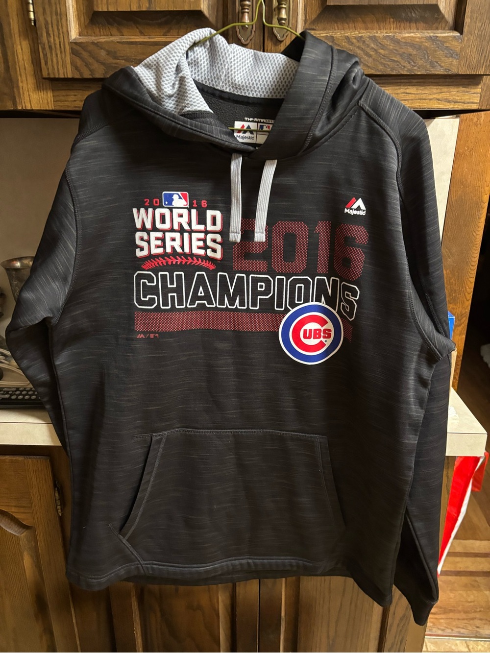 Majestic Chicago Cubs 2016 World Series Champions Therma Base Hoodie Men’s M